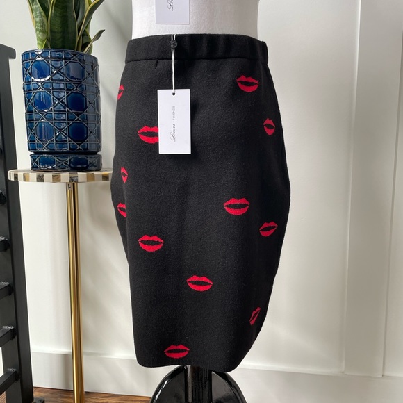 Lips Skirt 👄 - Picture 2 of 6